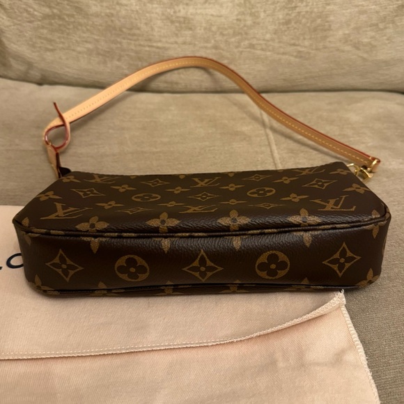 DISCONTINUED 2023 LOUIS VUITTON POCHETTE ACCESSOIRES IN MONOGRAM - Picture 5 of 12